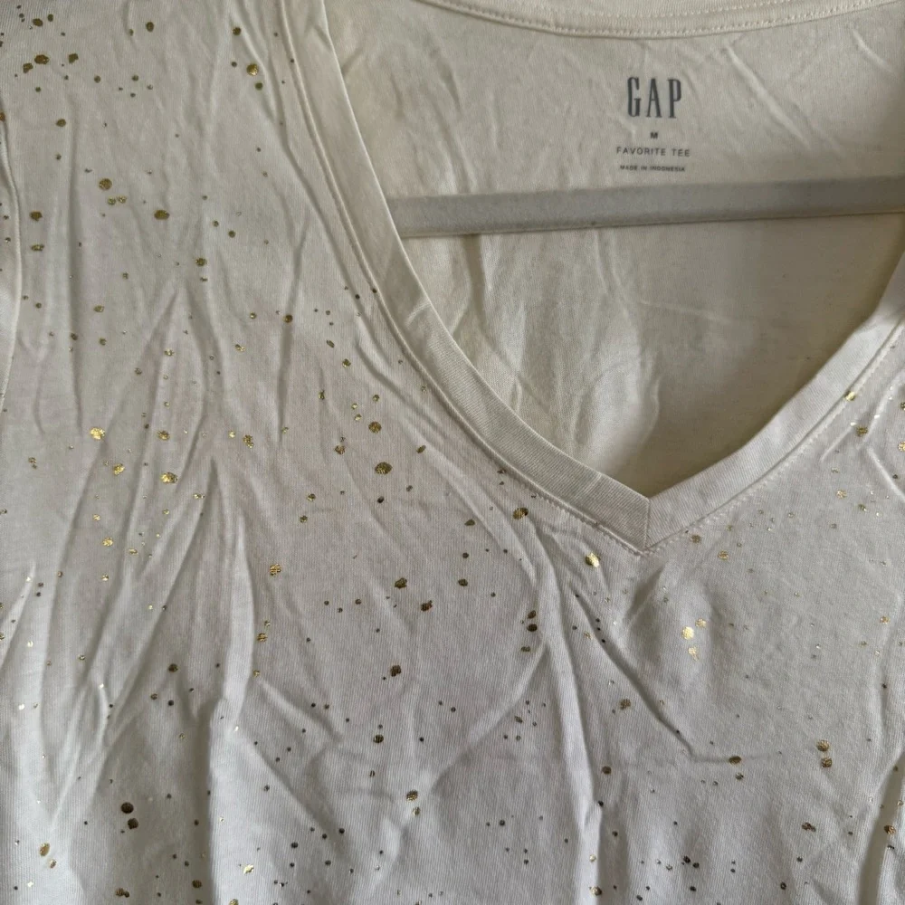 NWT GAP Women's Favorite Tee Cream V-Neck Top with gold details - Picture 2 of 4